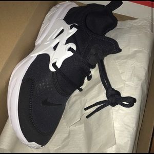 Nike presto react size 4 black and white